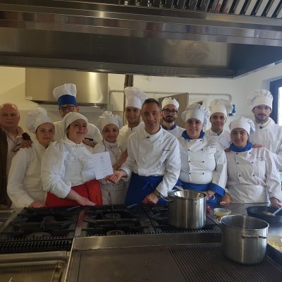 Gli alunni  e lo chef dell'IPAA "Todaro" che hanno partecipato al concorso "Goût de France".